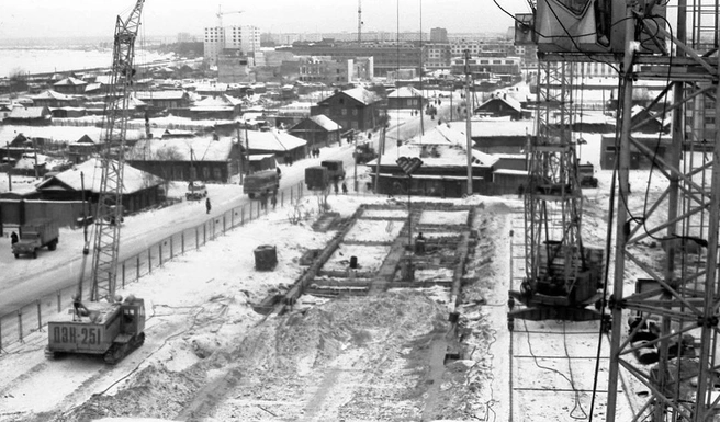 Старый Сургут. Вид на строящийся ДК «Энергетик», 80-е годы | Источник: История Сургута / Vk.com