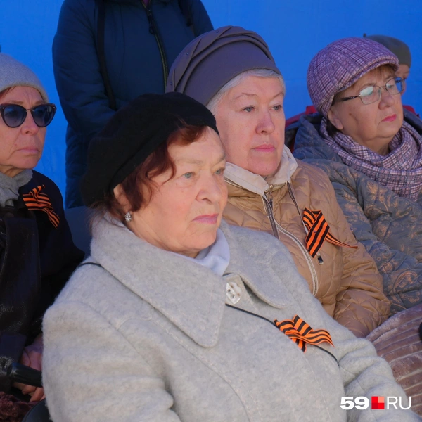 Под навесом люди с грустью вспоминают своих близких, прошедших войну | Источник: Тимофей Калмаков / 59.RU