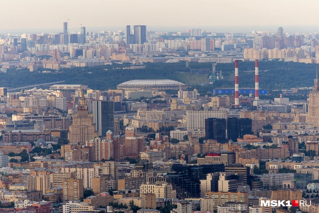 В западной части открывается вид на стадион «Лужники» и Воробьевы горы | Источник: Артем Устюжанин / MSK1.RU
