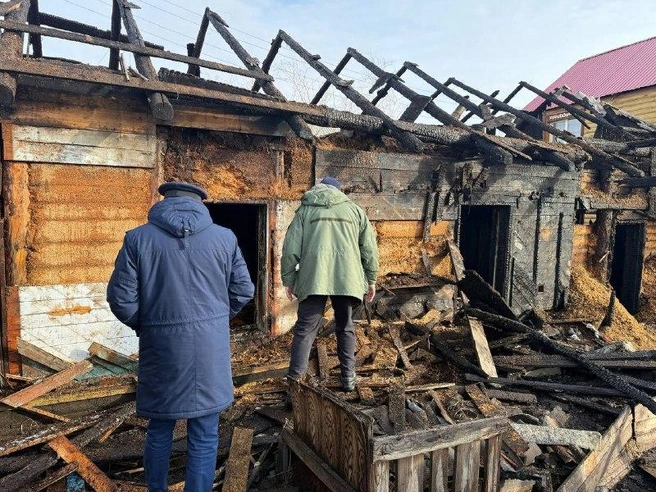 На улице Ногина сгорел частный дом. При пожар погибли отец и сын | Источник: Прокуратура по РС (Я) / T.me