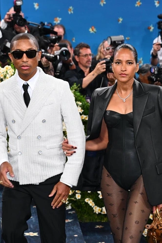 Фаррелл Уильямс с женой Хелен на Met Gala 2025, 5 мая 2025 год