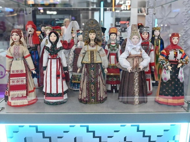 Игрушки были одеты в традиционные костюмы народов России и других стран | Источник: Дмитрий Емельянов / E1.RU