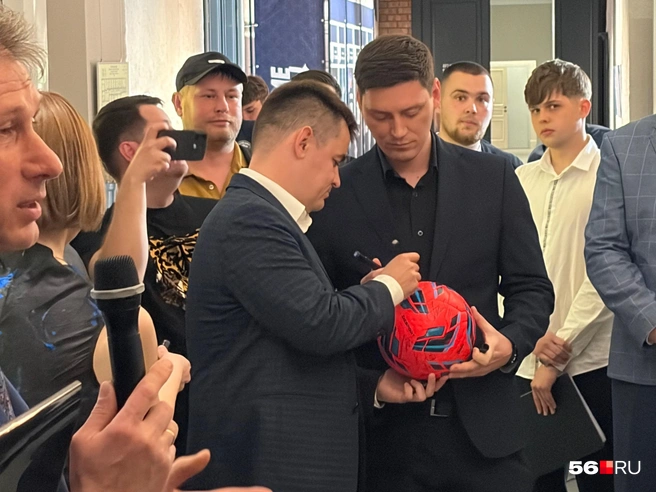 Уже после открытия на выставке появится мяч с автографами всех игроков и руководства клуба. На фото&nbsp;— президент Кирилл Волженкин и директор Николай Красников. | Источник: Николай Сальников / 56.RU