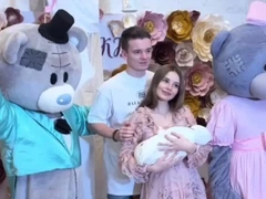Море шаров и цветов, ростовые куклы, звуки скрипки: сын певицы Валерии с размахом встретил жену из роддома