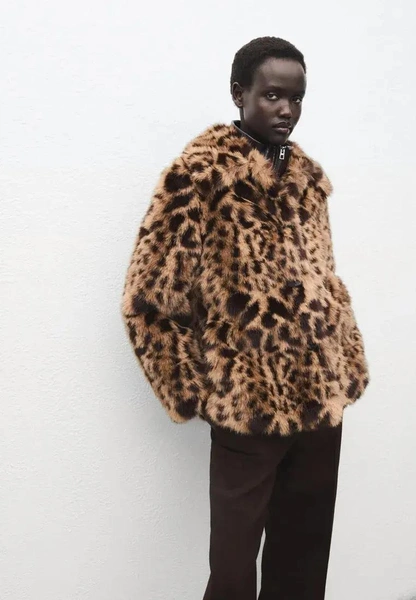 Как стилизовать самые акцентные вещи сезона: леопардовые шубы, укороченные перчатки и меховые аксессуары