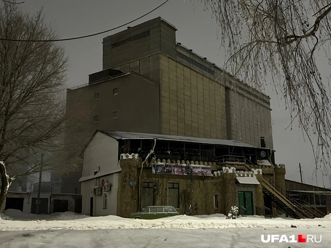 Под этим зданием находится кафе | Источник: Андрей Бирюков / UFA1.RU