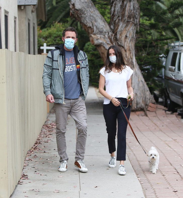 Самая романтичная пара Голливуда: Бен Аффлек и Ана де Армас на прогулке с новым питомцем