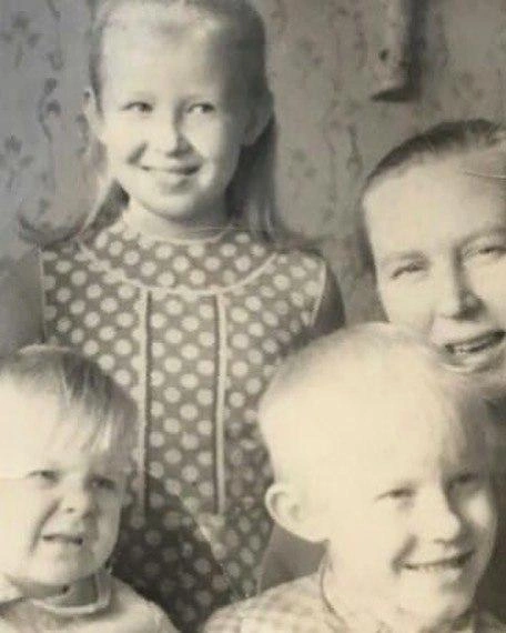 Сережа Чепиков с мамой Валентиной Тимофеевной и сестрами Мариной и Наташей | Источник: sv_chepikov / Instagram (экстремистская организация, деятельность запрещена на территории РФ)
