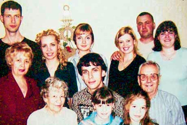 Максим (в центре) с друзьями и челябинской родней. Слева от него - двоюродная бабушка Зинаида Егоровна, справа - ее муж Андрей Андреевич