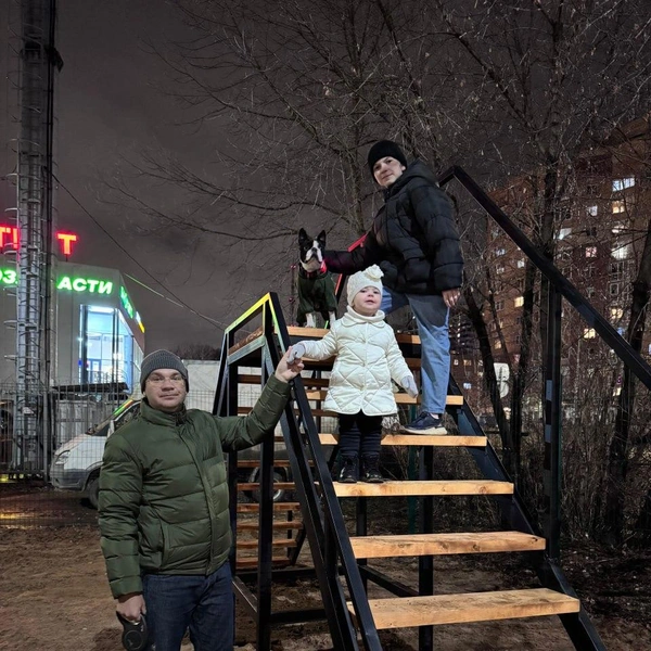 Дети поднялись к песику. Мэр держит младшую дочь за руку, чтобы она не упала | Источник: Эдуард Соснин / Telegram