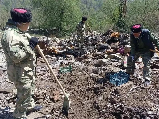 Добровольцы занимаются уборкой береговой линии и пляжей | Источник: Андрей Прошунин / t.me