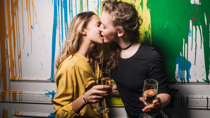 Почему девушки целуются с девушками на вечеринках: 3 сценария