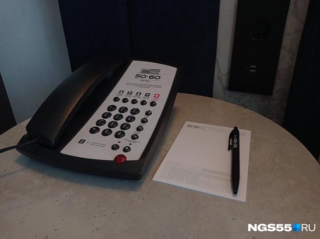 Логотип «50/60» есть на всех мелочах | Источник: Ирина Чернышева