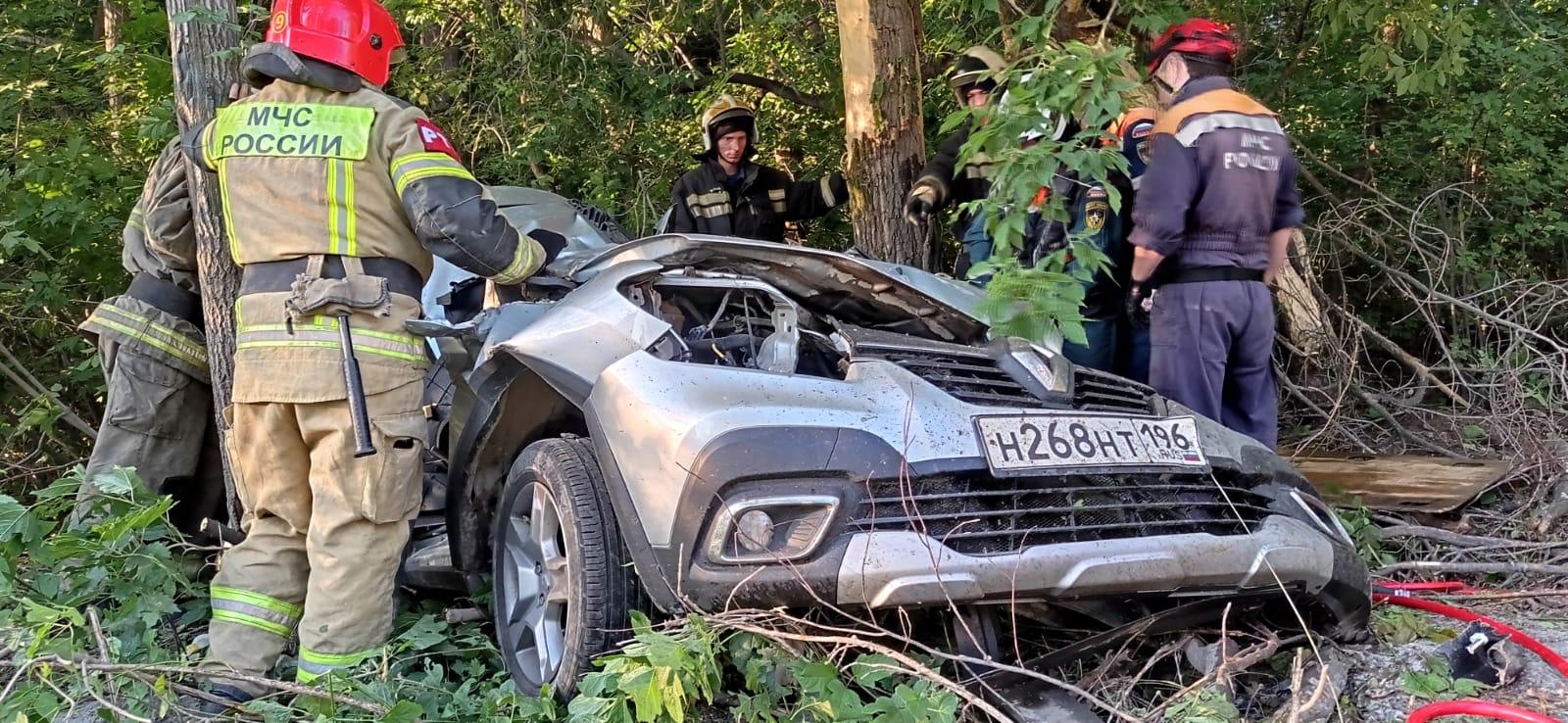 На Сибирском тракте 22-летний водитель врезался в дерево и погиб 20 июля  2022 г. - 20 июля 2022 - Е1.ру