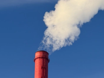 На момент публикации дым из трубы уже был белый | Источник: ТЭК