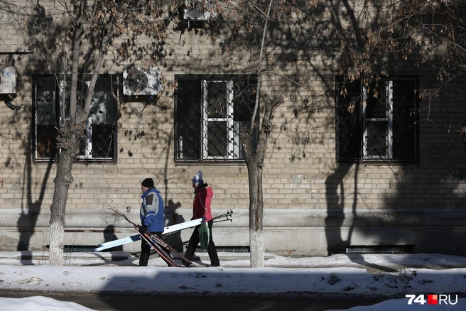 Люди с лыжами сегодня заполнили центр города | Источник: Наталья Лапцевич / 74.RU