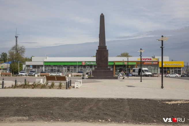 Зато успели превратить площадь в огромное поле из тротуарной плитки, с не до конца уложенным асфальтом по периметру  | Источник: Константин Завриков / V1.RU