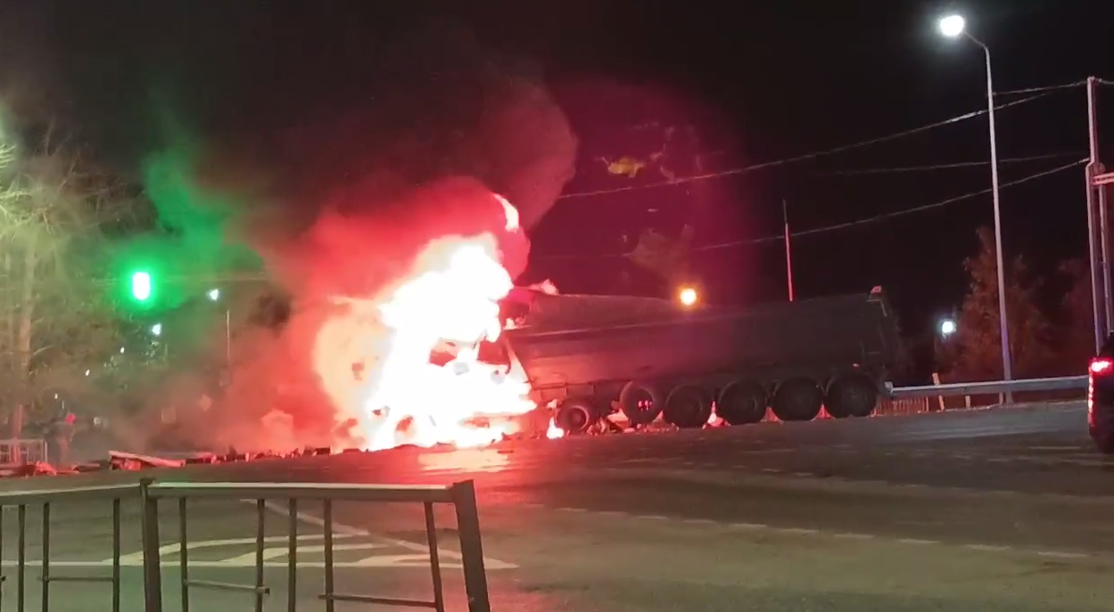 Под Тюменью вспыхнул большегруз — видео