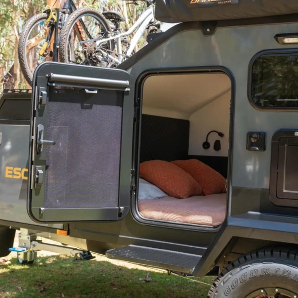 Комфортабельная хижина: оцените жилой прицеп Escape Pod из Австралии для небольших путешествий