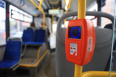 Бутылка шампанского разбила дверь автобуса