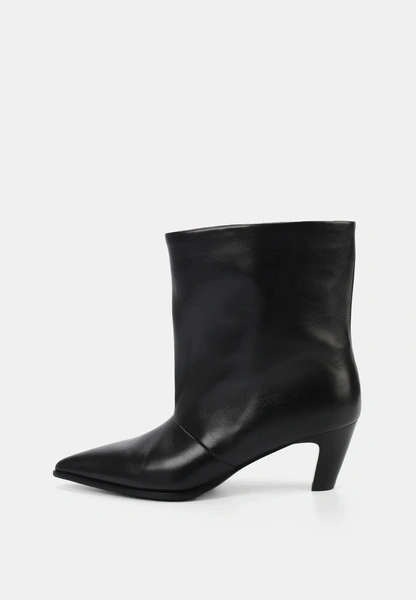 Теплая обувь: выбираем стильную пару на холодный сезон у российских брендов Теплая обувь: выбираем стильную пару на холодный сезон у российских брендов