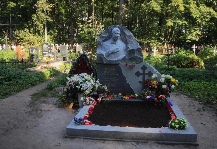После смерти на могиле Хиля был такой памятник