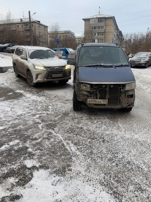 Из этого микроавтобуса на Яна, по его словам, вылетели люди и начали его избивать | Источник: читатель NGS24.RU