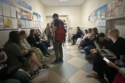Очередь из родителей в новую школу Екатеринбурга