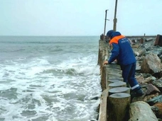 На Сахалине влюбленных смыло в море 4-метровой волной во время свидания — что известно о судьбе девушки и парня?