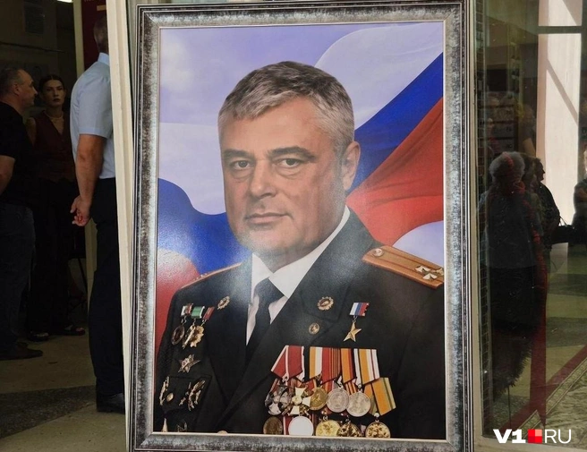Портрет Героя России стоял на входе в зал прощания | Источник: Ирина Яковлева / V1.RU