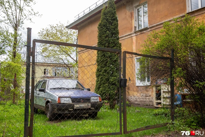 Старые машины гармонично вписываются в атмосферу района | Источник: Кирилл Поверинов / 76.RU