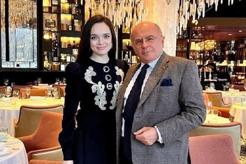 «Профессора стареют, а студентки третьего курса — никогда»: чем известен 71-летний экс-ректор СПбГУП Александр Запесоцкий, женившийся на студентке