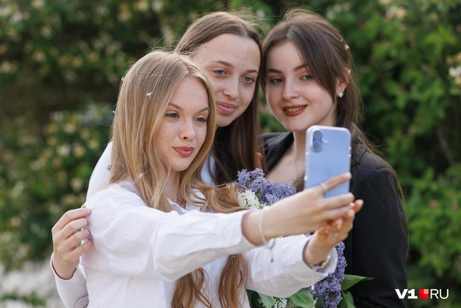 Фото с подружками на память! | Источник: Алексей Волхонский / V1.RU