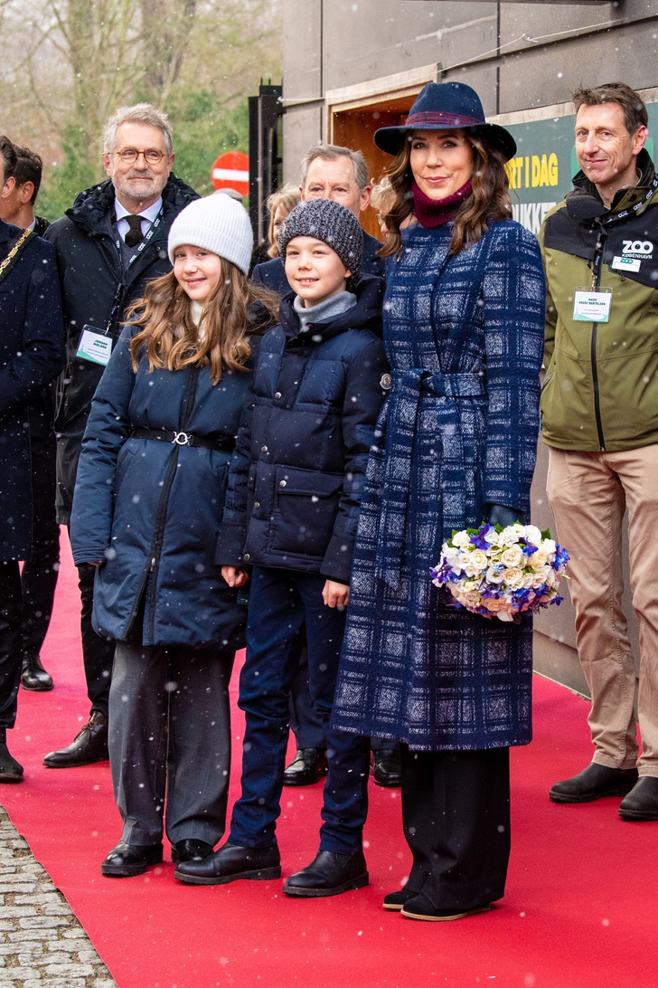 Клетчатое пальто «а-ля Кейт Миддлтон» в день рождения датской принцессы