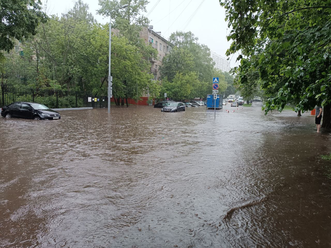 Погода в Москве сегодня: ливень, дождь и гроза накрыли столицу после  мегаливня - фото, видео - 13 июня 2024 - МСК1.ру