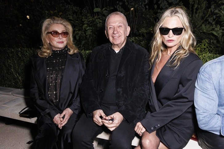 Катрин Денев, Жан-Поль Готье и Кейт Мосс | Источник: IK ALDAMA/IK ALDAMA