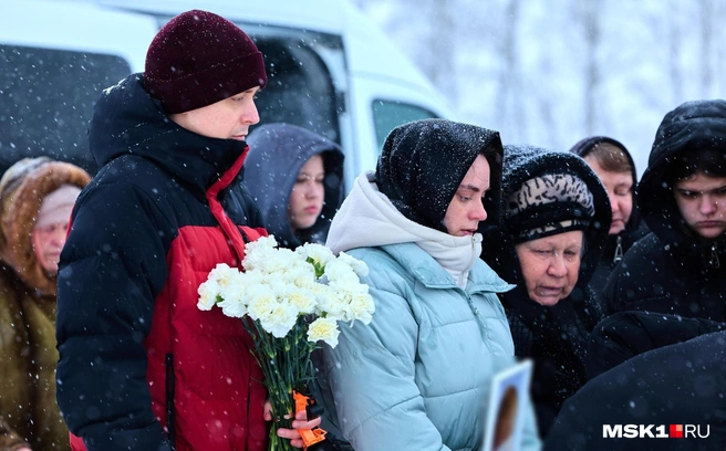 Старший брат Паши Вадим с супругой на кладбище в Дивееве | Источник: Дмитрий Толстошеев / MSK1.RU