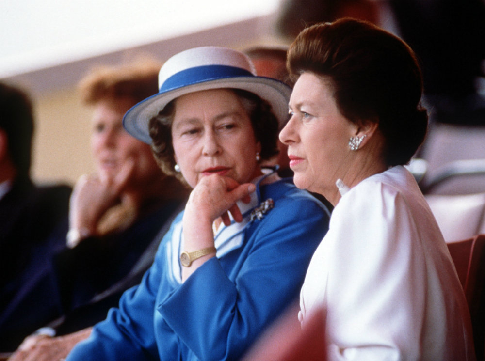 Елизавета II и принцесса Маргарет, 14 мая 1988 | marieclaire.ru