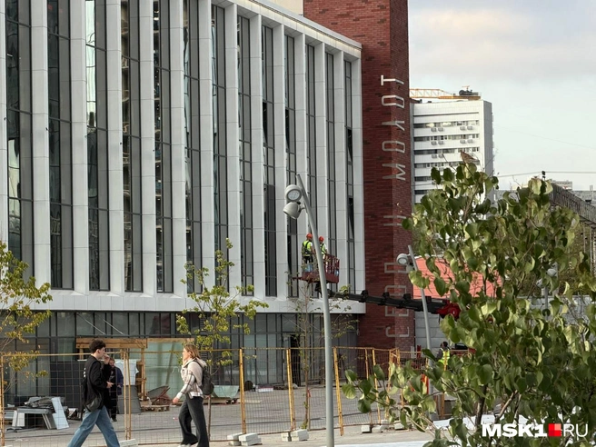 На огромной части здания рабочие завершают отделку белыми панелями | Источник: Вера Борисова / MSK1.RU