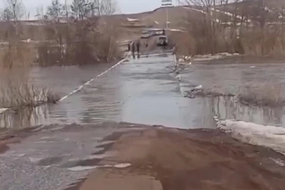 Паводок в Башкирии затопил мост, отрезав село от внешнего мира