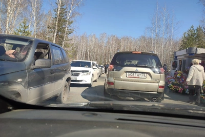 Пробка к тюменскому кладбищу растянулась на три километра