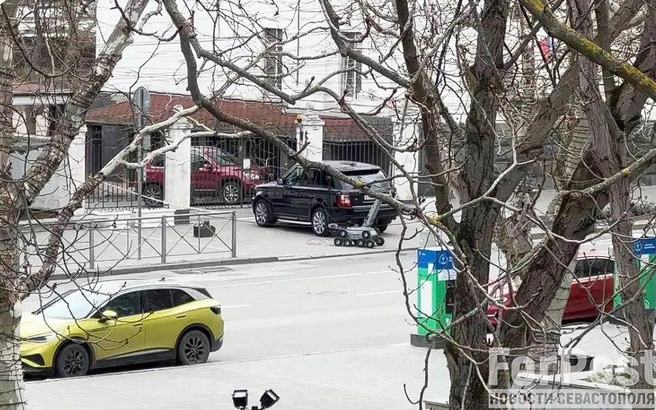 В центре Севастополя перекрыли движение. У Заксобрания припарковали машину с подозрительным свертком | Источник: ForPost