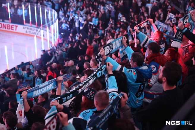 Хоккейные фанаты пытались задать положительный настрой команде | Источник: Александр Ощепков / NGS.RU