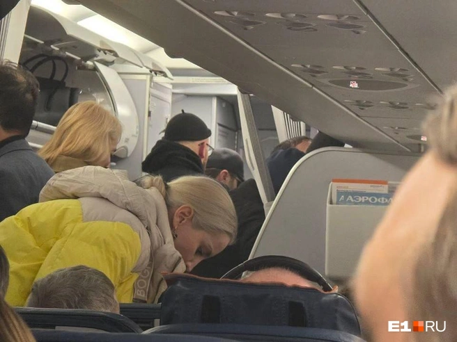 Александр Ревва летел в кепке и темных очках, но его всё равно все узнали | Источник: читатель E1.RU
