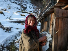 Отшельнице Агафье, которая всю жизнь прожила в лесу, доставили экстренную посылку с лекарствами и едой