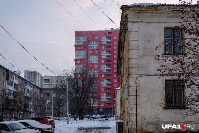 Новый жилой комплекс на фоне | Источник: Булат Салихов / UFA1.RU