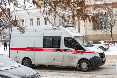 Скорая помощь застряла в снегу в деревне Тихвинка