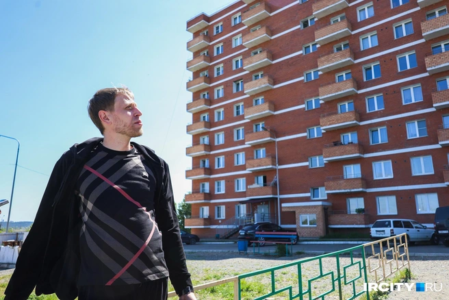 Иркутянин Владимир Широков вместе с супругой воспитывает ребенка, и перспектива остаться без горячей воды молодую семью не устраивает совсем | Источник: Ксения Филимонова / «ИрСити»