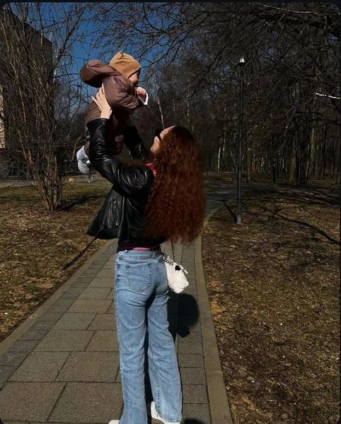 Анна только недавно родила сына 
