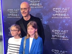 «Что надо сказать? Спасибо»: Федор Бондарчук воспитывает внучек на красной дорожке